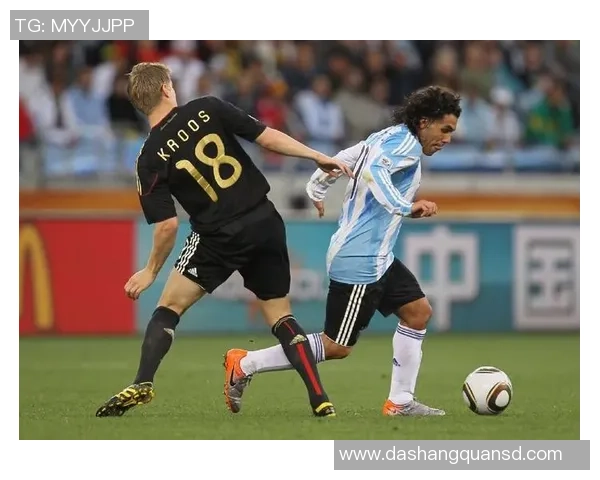 森柏欧与隆迪那的精彩对决揭示了足球战术的博弈与团队合作的重要性